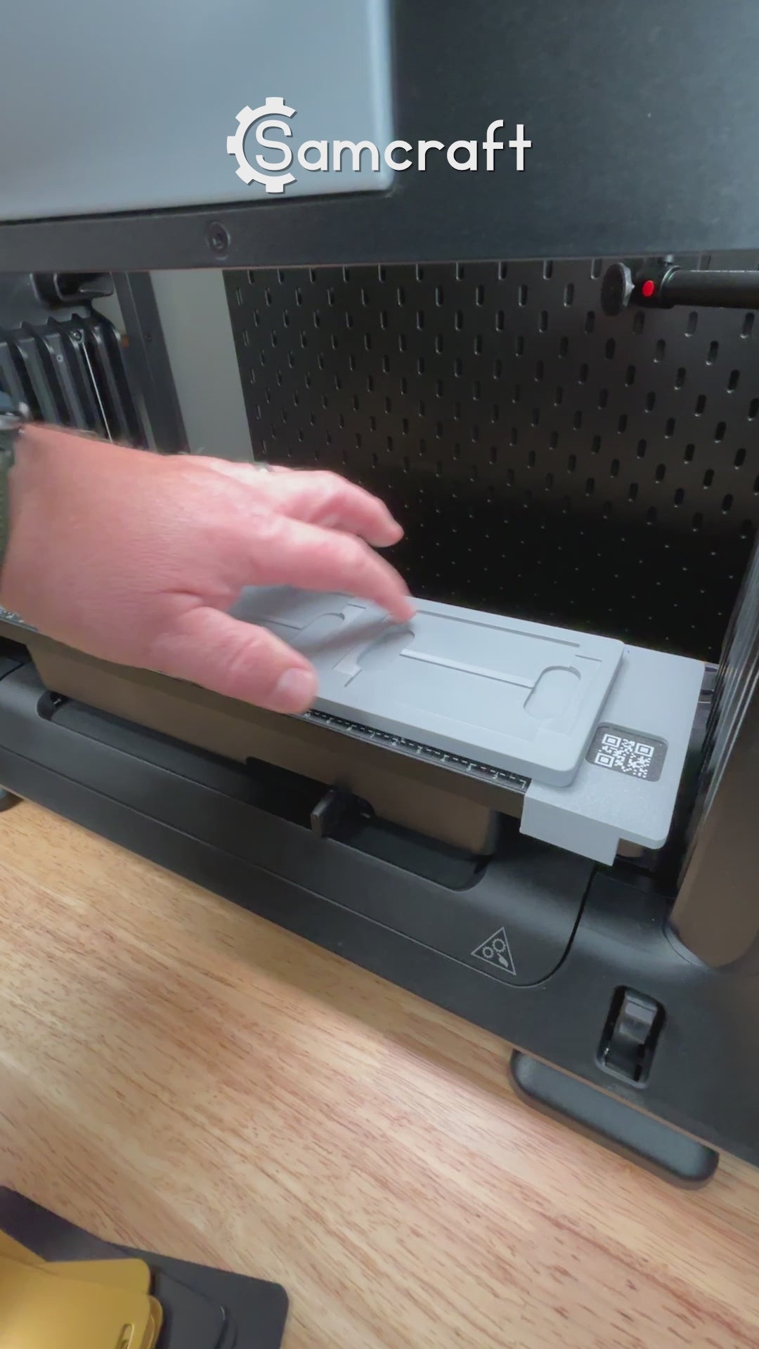 Video demonstration of the metal luggage tag jig with the eufymake e1 uv printer in use